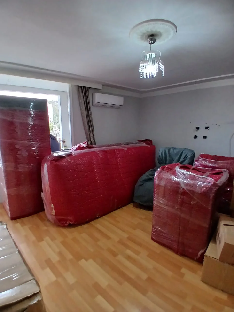 Evden eve taşımada paketlenmiş salon eşyaları