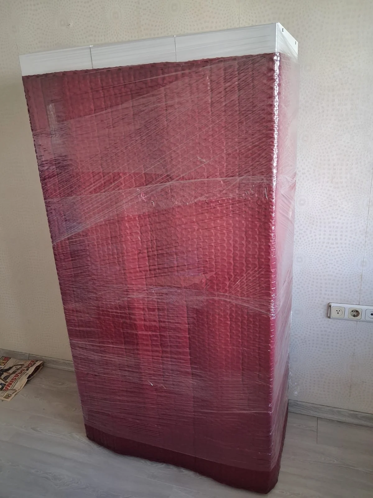 Kırmızı ambalajla korunan gardırop
