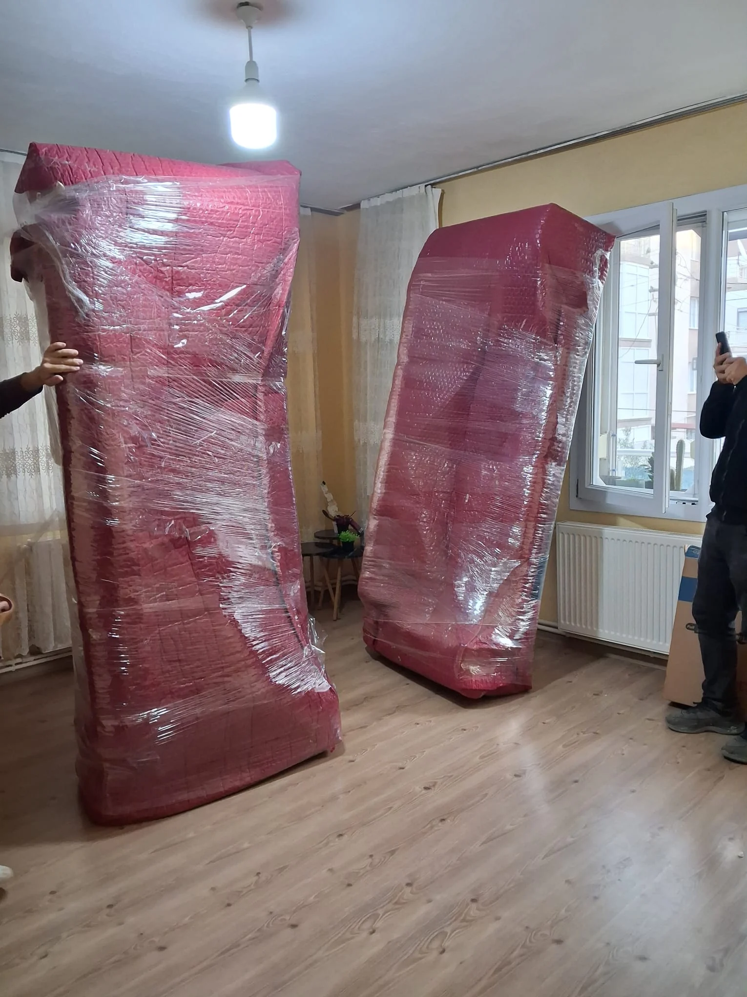 Dik konumda güvenli taşınan büyük eşyalar